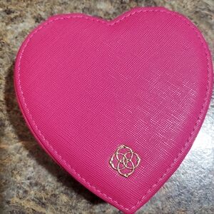 KENDRA SCOTT NWT DARK PINK HEART SHAPE JEWERLY CASE TRAVEL. . ZIP CLOSURE.